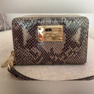 Michael Kors Wallet Wristlet. New without tags